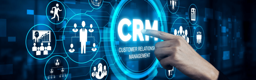 Zeneks sarp danışmanlık ortası yuvarlak crm yazısı olan mavi dijital ekranı gösteren zeneks çalışanı eli.